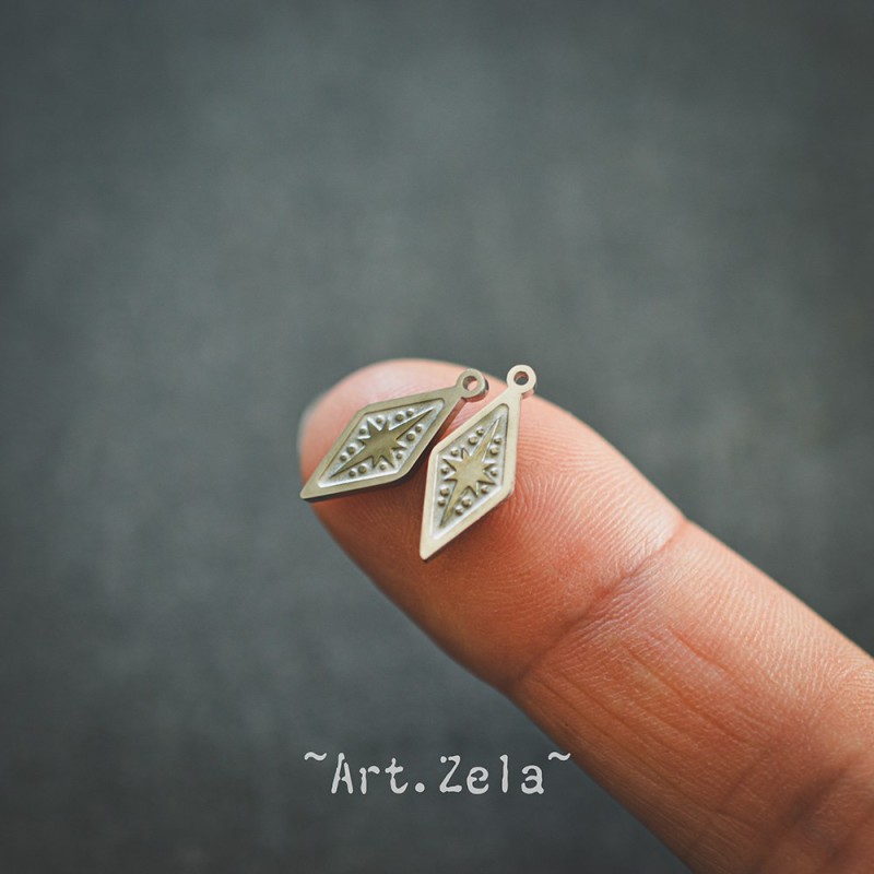 Petits pendentifs losanges argentés 15x6mm X2 Acier inoxydable gravé