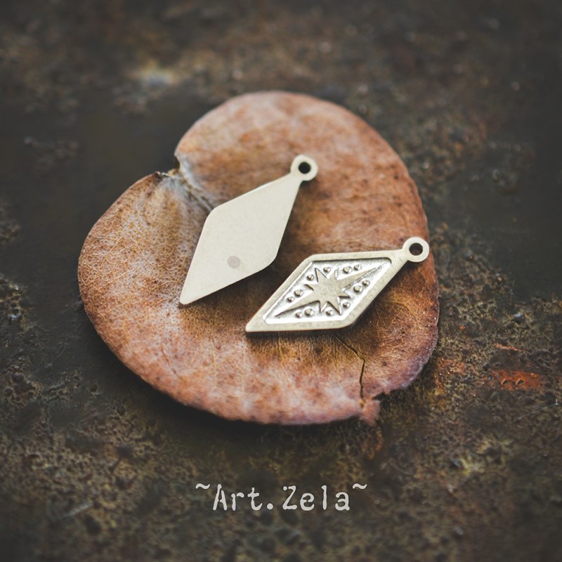 Petits pendentifs losanges argentés 15x6mm X2 Acier inoxydable gravé