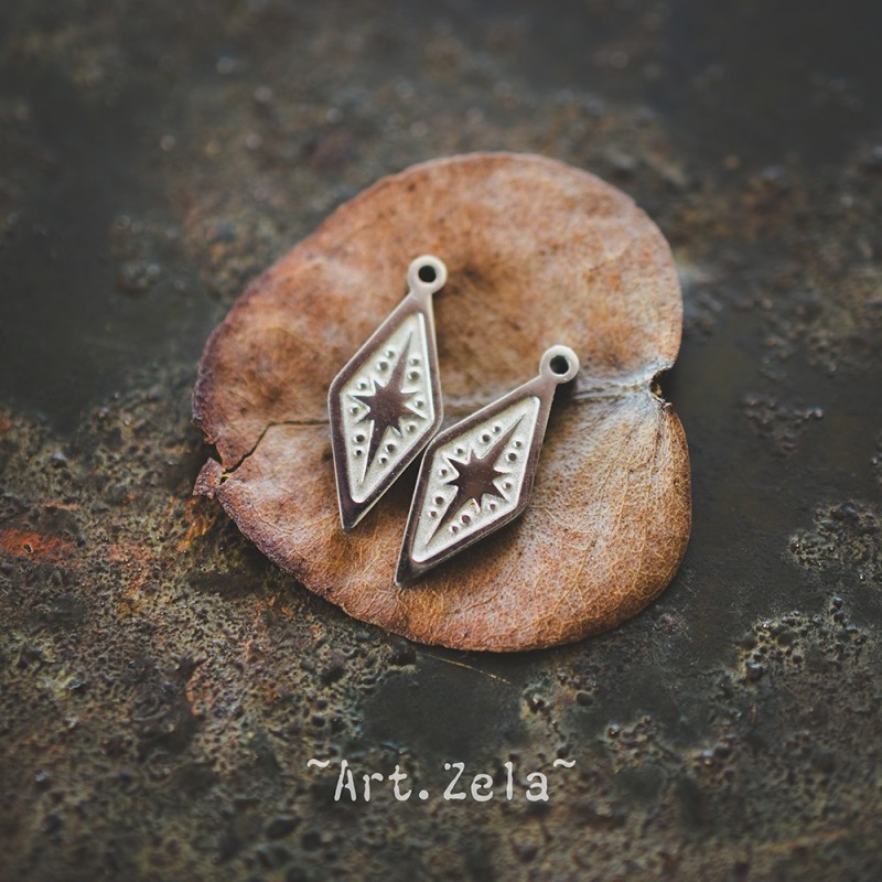 Petits pendentifs losanges argentés 15x6mm X2 Acier inoxydable gravé