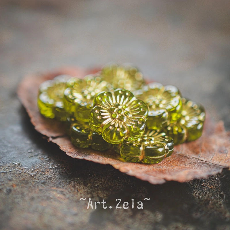 Perles fleurs vert péridot et doré 13mm X10 Perles acryliques