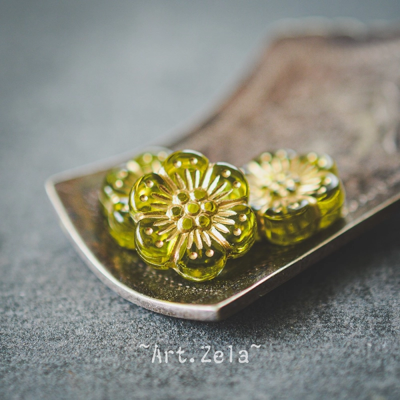 Perles fleurs vert péridot et doré 13mm X10 Perles acryliques