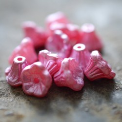 Clochettes roses métallisées 7x5mm X25 Perles verre tchèque opaque