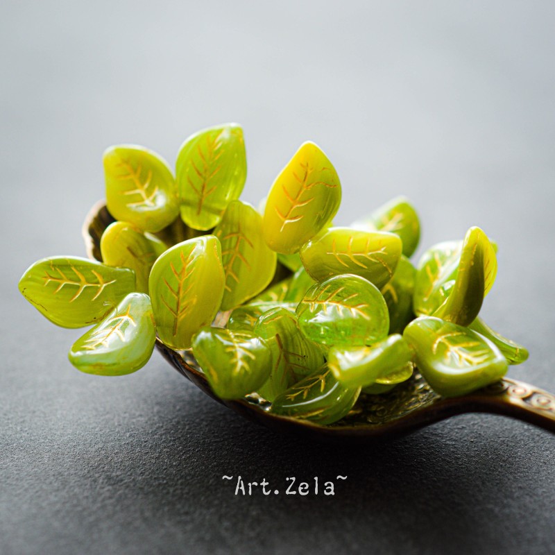 Feuilles citron vert et doré 14mm X8 Perles verre tchèques