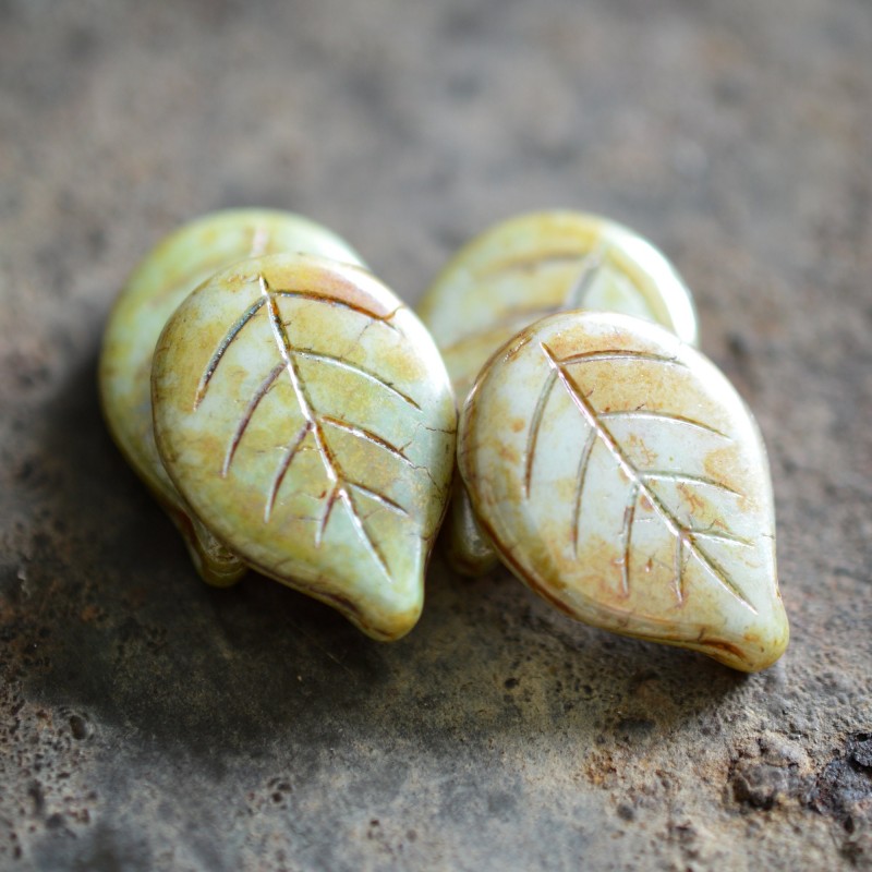 Feuilles vert pâle rouille 18mm X4 Perles verre tchèque opaque