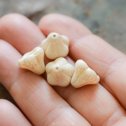 Clochettes beige clair 13mm X4 Perles verre tchèque opaque