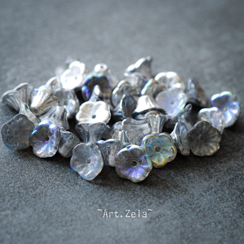 Clochettes argentées irisées 7mm X25 Perles verre tchèque mat