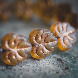 Feuilles ambre bronze 13mm X4 Perles verre tchèque mat