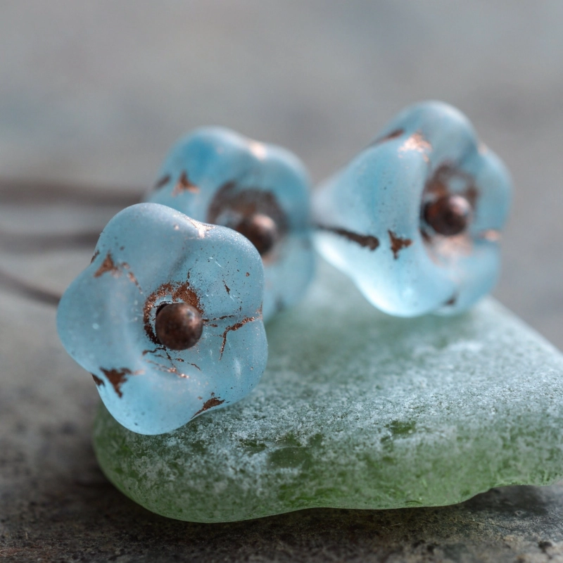Clochettes bleu ciel opalescent 10mm X10 Perles verre tchèque