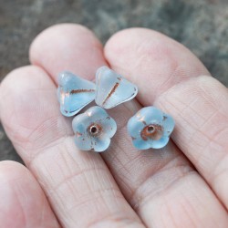 Clochettes bleu ciel opalescent 10mm X10 Perles verre tchèque