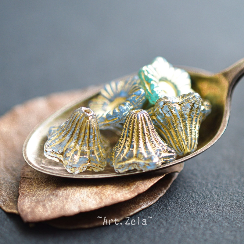 Clochettes bleu vert pastel 13mm X4 Perles verre tchèque