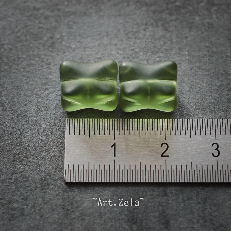 Perles rectangulaires vert foncé mat 11mm X4 Perles verre tchèque
