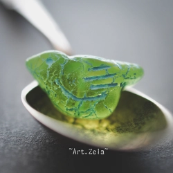 Oiseau vert acidulé bleu 22mm X1 Perle verre tchèque dépoli