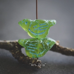 Oiseau vert acidulé bleu 22mm X1 Perle verre tchèque dépoli