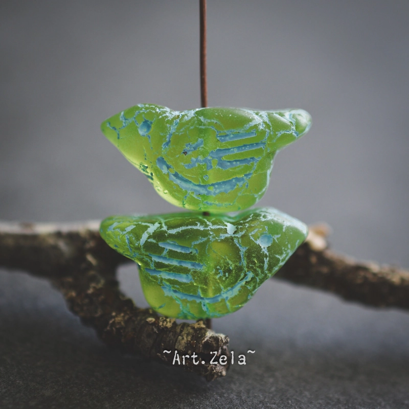 Oiseau vert acidulé bleu 22mm X1 Perle verre tchèque dépoli