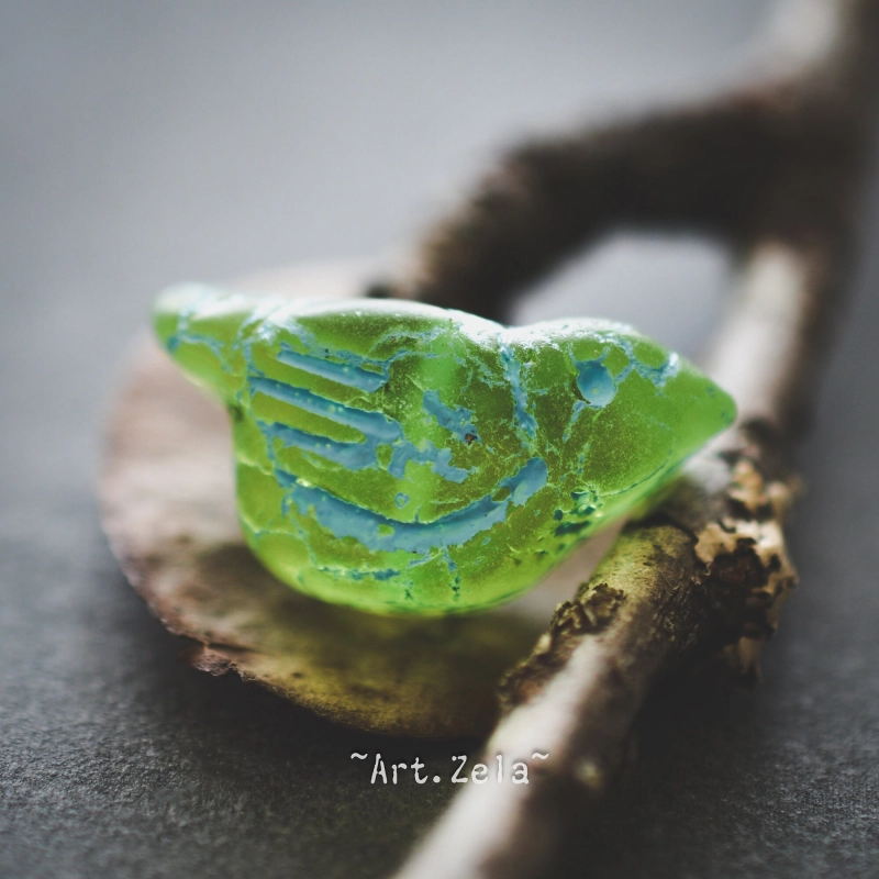Oiseau vert acidulé bleu 22mm X1 Perle verre tchèque dépoli