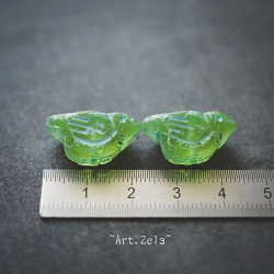 Oiseau vert acidulé bleu 22mm X1 Perle verre tchèque dépoli