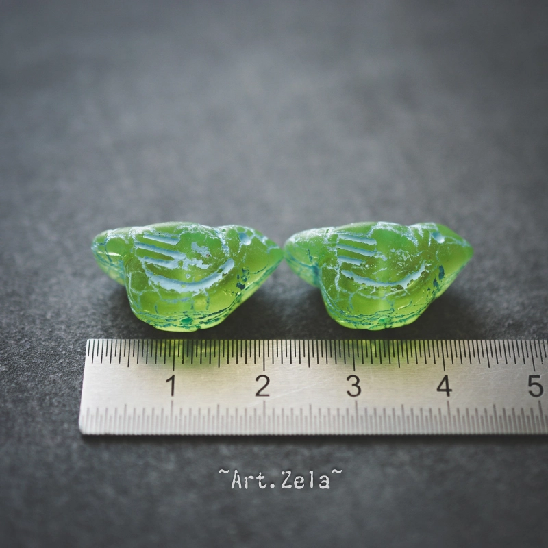 Oiseau vert acidulé bleu 22mm X1 Perle verre tchèque dépoli