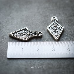 Petits pendentifs losanges 23mm X4 Métal argenté vieilli gravé