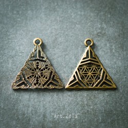 Pendentif triangulaire ajouré 25mm X4 Métal fin ton bronze