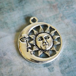 Pendentif lune et soleil 30mm X1 Médaillon ajouré métal argenté