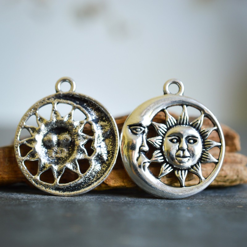 Pendentif lune et soleil 30mm X1 Médaillon ajouré métal argenté