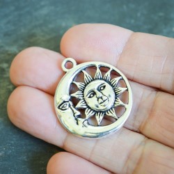 Pendentif lune et soleil 30mm X1 Médaillon ajouré métal argenté