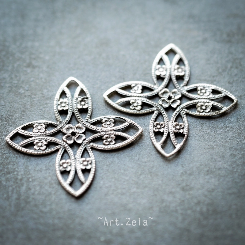 Connecteurs croix filigranés 33mm X2 Motif floral métal argenté vieilli