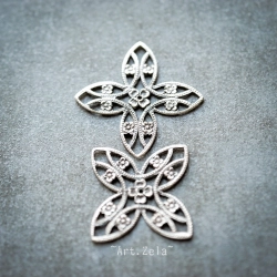Connecteurs croix filigranés 33mm X2 Motif floral métal argenté vieilli