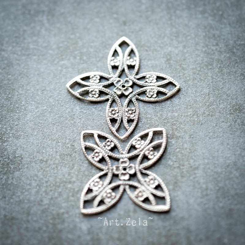 Connecteurs croix filigranés 33mm X2 Motif floral métal argenté vieilli