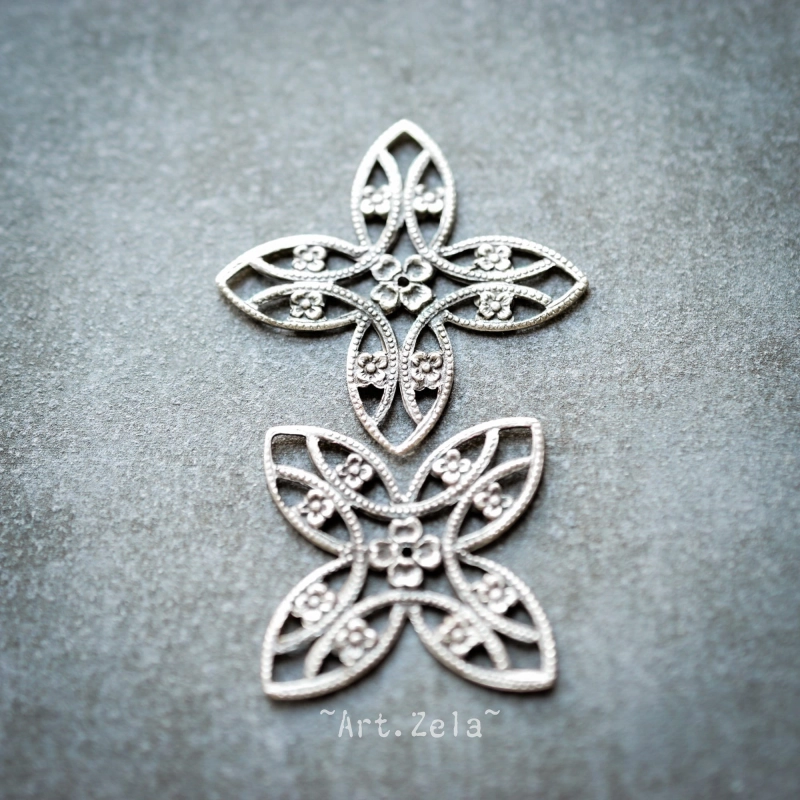 Connecteurs croix filigranés 33mm X2 Motif floral métal argenté vieilli