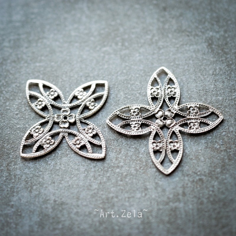 Connecteurs croix filigranés 33mm X2 Motif floral métal argenté vieilli