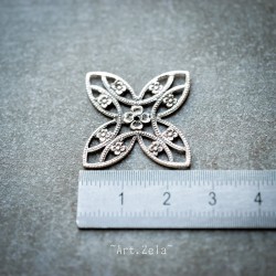 Connecteurs croix filigranés 33mm X2 Motif floral métal argenté vieilli