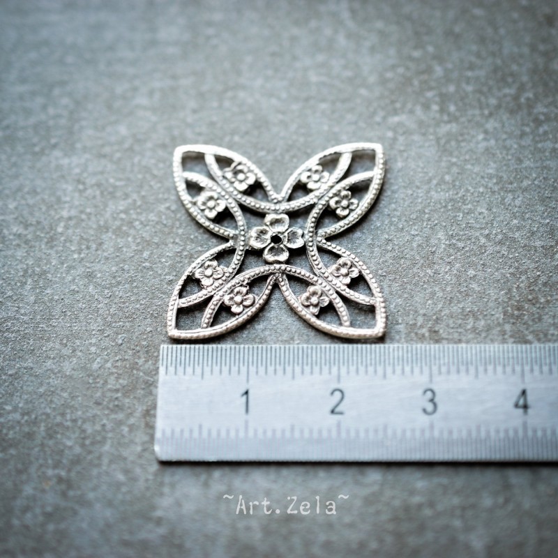 Connecteurs croix filigranés 33mm X2 Motif floral métal argenté vieilli