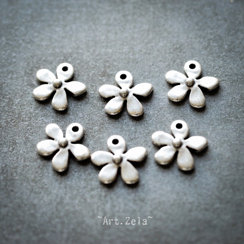 Fleurettes métal argenté 13mm X6 Petites breloques artisanales