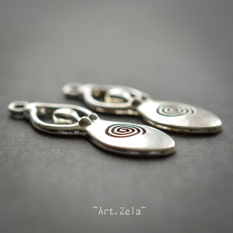 Pendentif déesse fertilité 39x13mm X4 Pendentif métal argenté