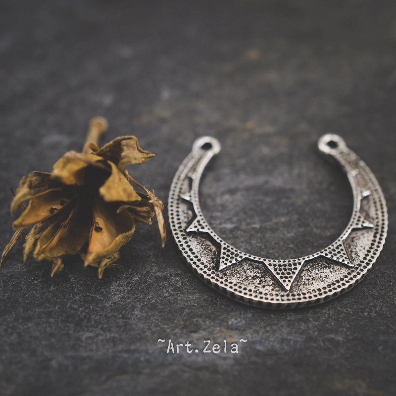 Pendentif demi-cercle gravé 29mm X2 Métal argenté vieilli
