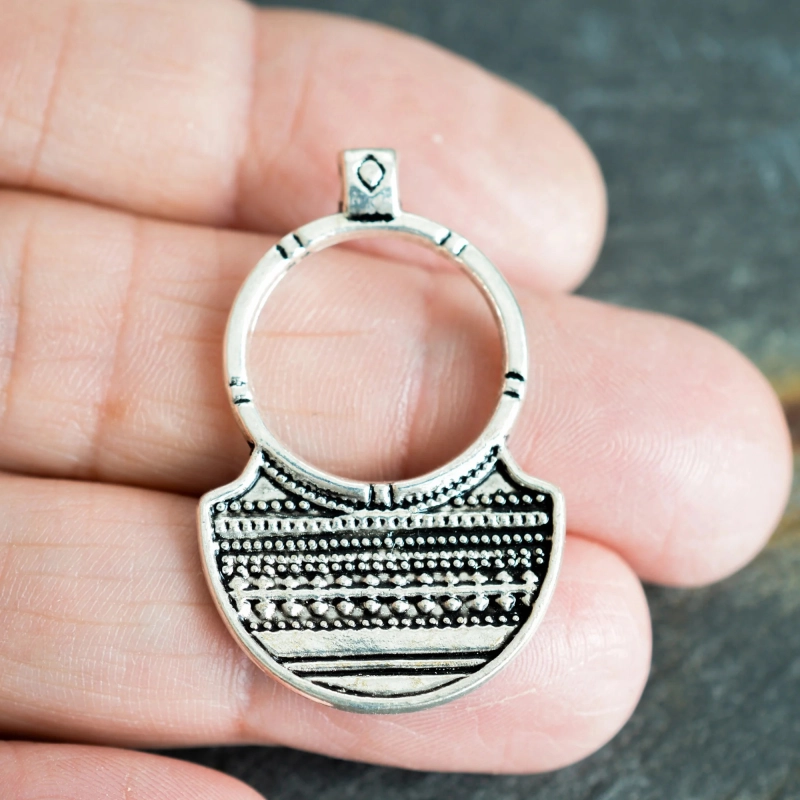 Pendentif rustique style ethnique 36mm X2 Métal argenté