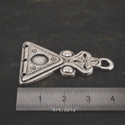 Grand connecteur triangle 43mm X1 Pendentif métal argenté gravé