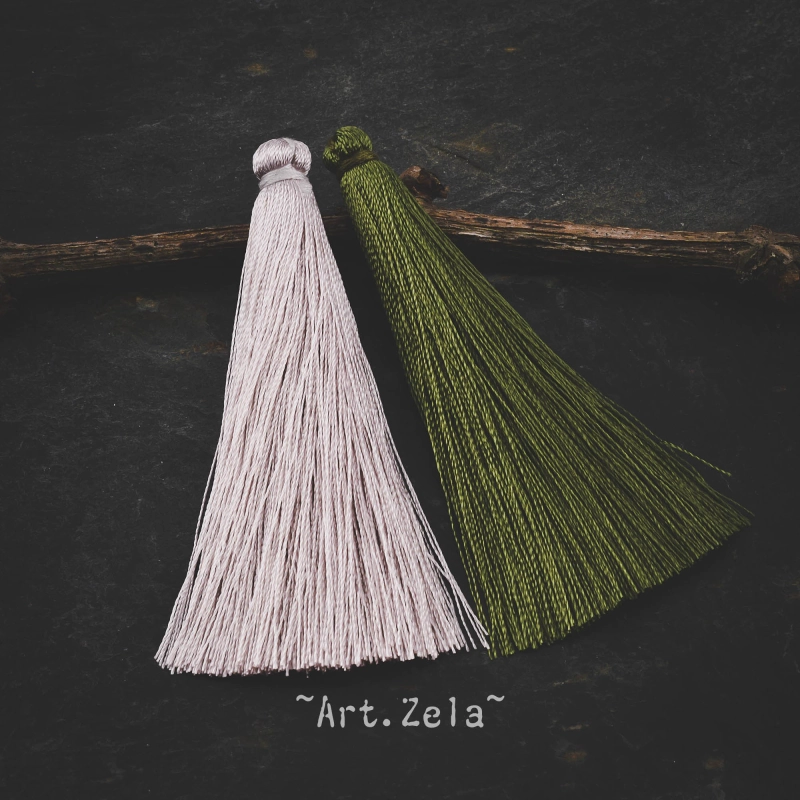 Pompon satiné 7cm X1  Pompon bohème gris perlé - vert olive
