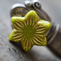 Fleur étoile vert anis 16mm X2 Perles de verre tchèque opaque