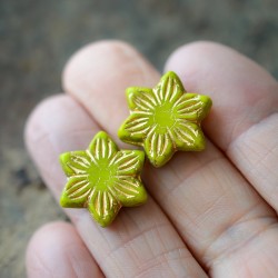 Fleur étoile vert anis 16mm X2 Perles de verre tchèque opaque