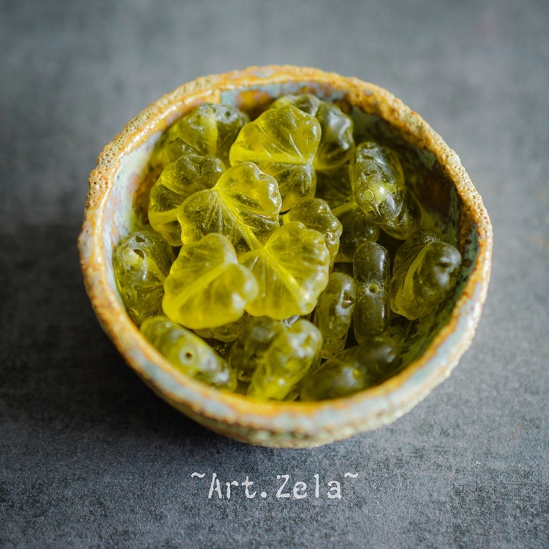 Feuilles rustiques vert-jaune  13x11mm X12 Perles verre tchèque transparent