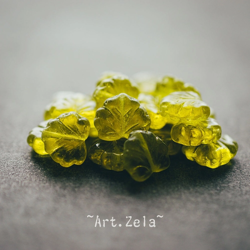 Feuilles rustiques vert-jaune  13x11mm X12 Perles verre tchèque transparent