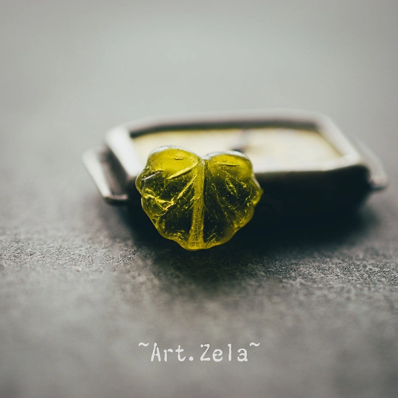 Feuilles rustiques vert-jaune  13x11mm X12 Perles verre tchèque transparent