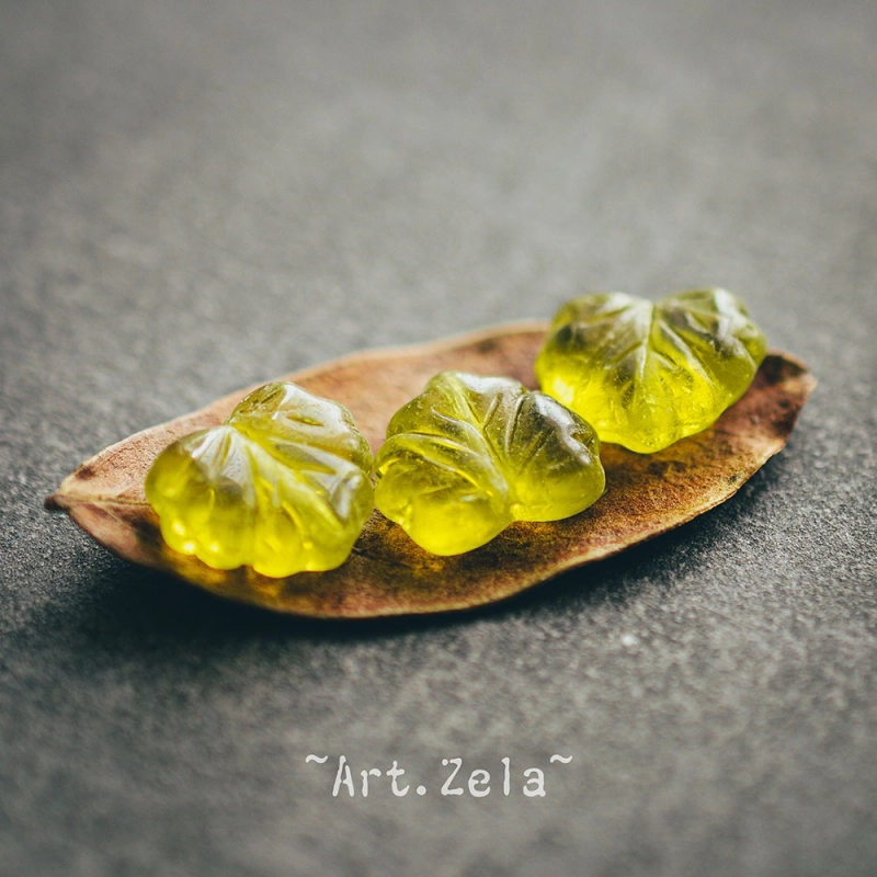Feuilles rustiques vert-jaune  13x11mm X12 Perles verre tchèque transparent