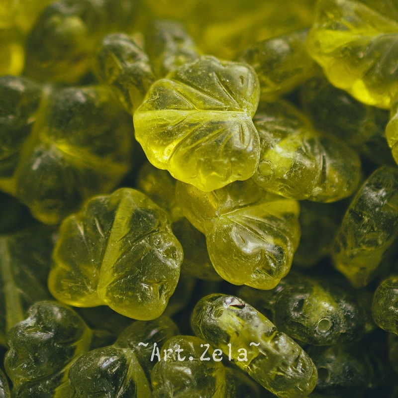 Feuilles rustiques vert-jaune  13x11mm X12 Perles verre tchèque transparent