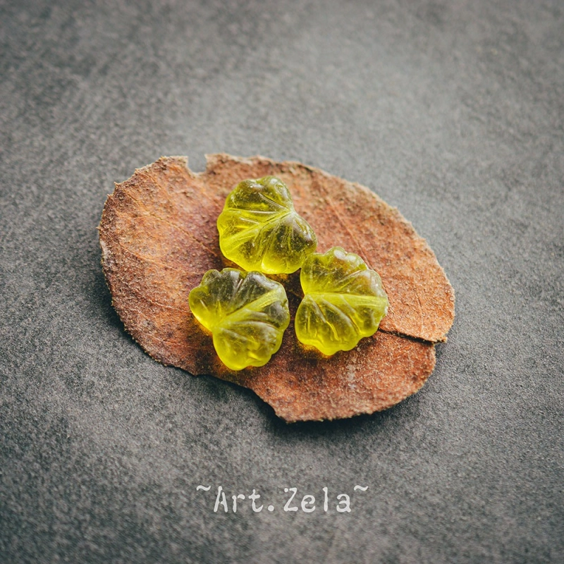 Feuilles rustiques vert-jaune  13x11mm X12 Perles verre tchèque transparent